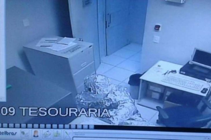 foil-covered-bank-robber-cctv