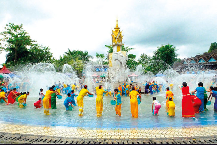 บรรยากาศการสาดน้ำในสิบสองปันนา (ภาพ www.sxfj.org/html/398.html)