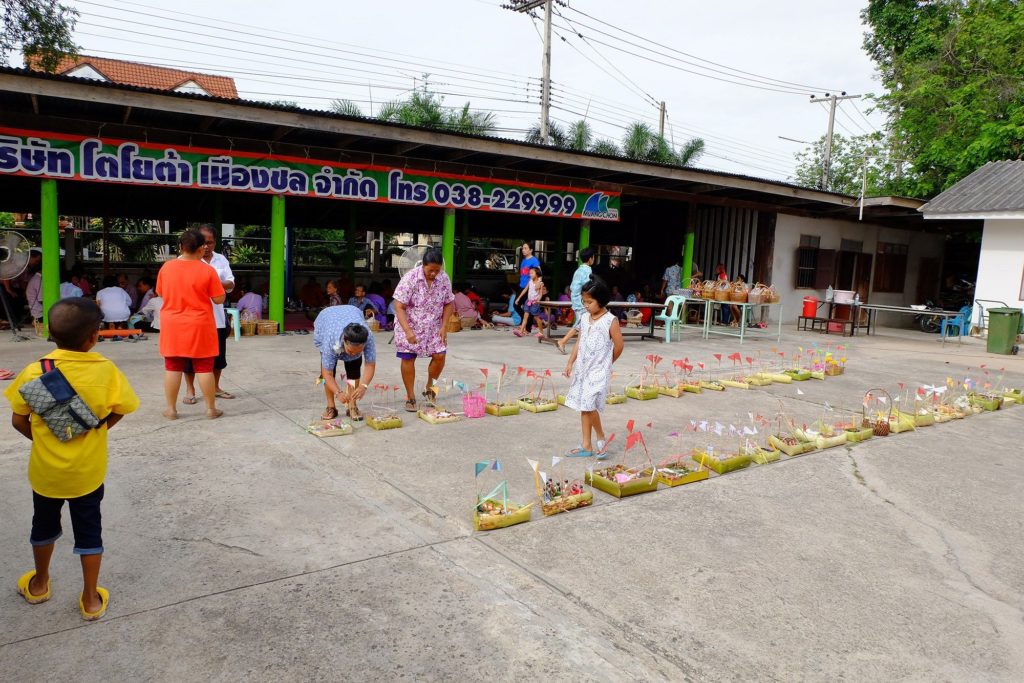 ชาวบ้านจุดเทียนใส่กระทงสะเดาะเคราะห์