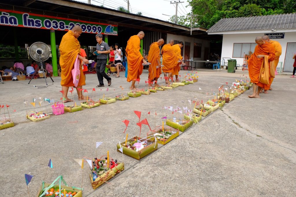พระสงฆ์ราดน้ำมนต์ใส่กระทงสะเดาะเคราะห์ 