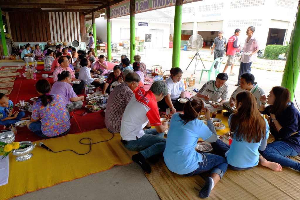 ชาวบ้านกินข้าวร่วมกันหลังเสร็จพิธี