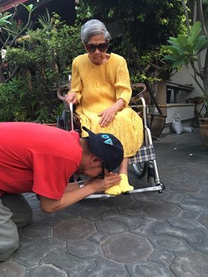 ดีไซเนอร์ชื่อดังกับคุณแม่วัย 90 ปี ภาพจากเฟซบุ๊ก “Kerati Chollasit”