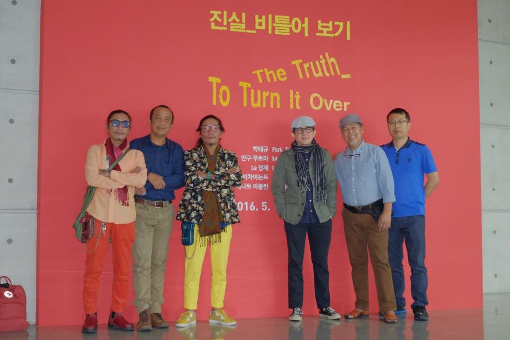 รศ. สุธี คุณาวิชยานนท์ ถ่ายภาพร่วมกับศิลปินจากประเทศต่างๆ ที่พิพิธภัณฑ์ศิลปะกวางจู