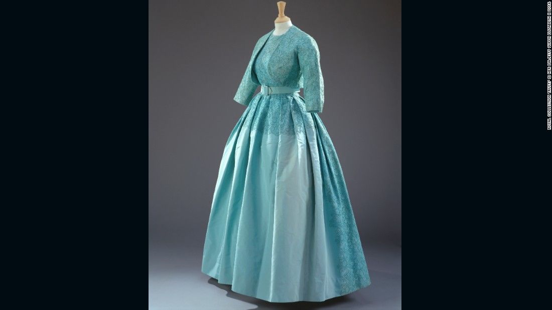 ชุดเดรสสีน้ำเงินอมเขียวพร้อมเสื้อแจ๊กเก็ตแบบโบเลโรทำจากผ้าไหมของนอร์แมน ฮาร์ตเนลล์ สวมใส่ขณะเสด็จร่วมงานเสกสมรสของเจ้าหญิงมาร์กาเร็ตเมื่อปี 2503