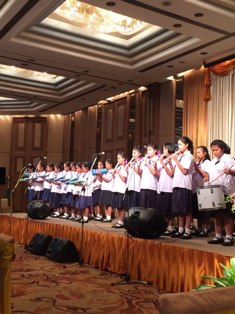 นักเรียนแสดงดนตรี