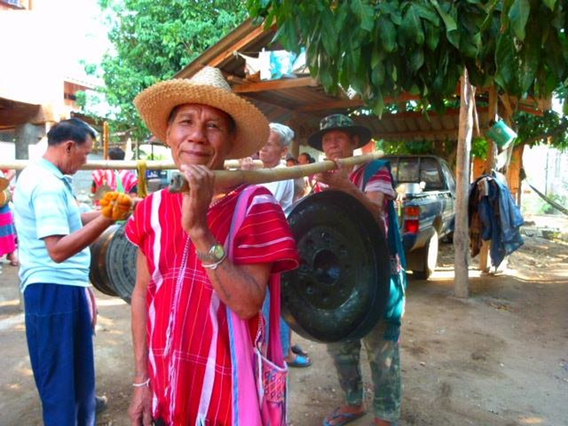 ฆ้อง พัฒนาจากกลองทองมโหระทึก ชื่อฆ้องมาจากคำชวา-มลายู ว่า gong