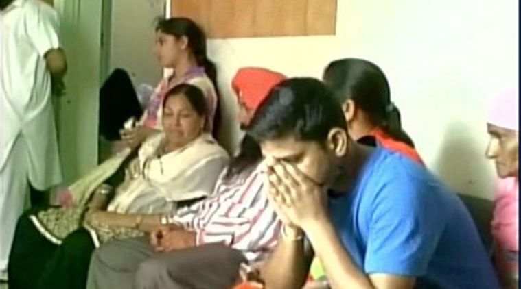 ญาติๆเฝ้ารอหน้าห้องผ่าตัด (ภาพจาก indianexpress.com)