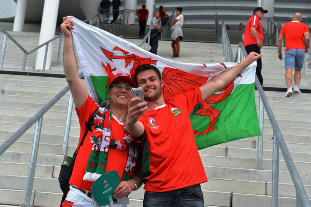 FBL-EURO-2016-MATCH3-WAL-SVK-FANS