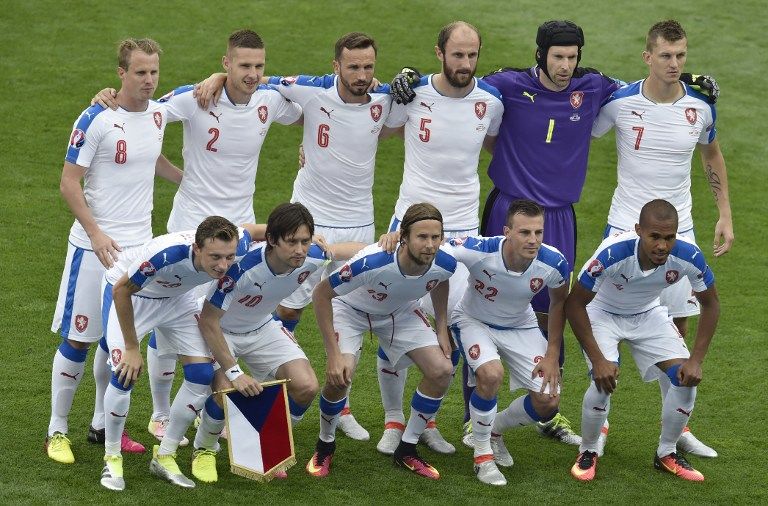 Czech Republic's starting eleven pose for a group picture at the start of the Euro 2016 group D football match between Spain and Czech Republic at the Stadium Municipal in Toulouse on June 13, 2016. / AFP PHOTO / Pascal PAVANI