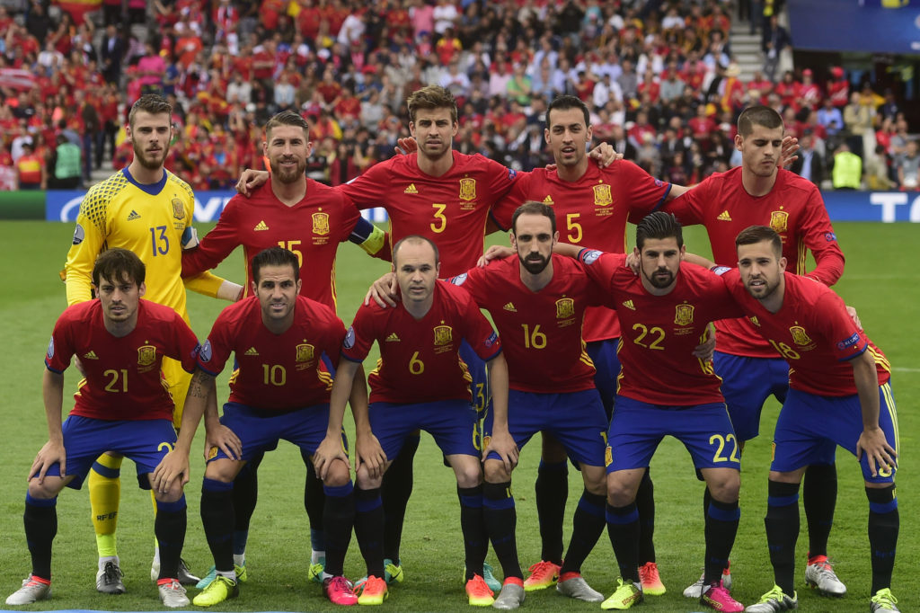 (Front row, LtoR) Spain's midfielder David Silva, Spain's midfielder Cesc Fabregas, Spain's midfielder Andres Iniesta, Spain's defender Juanfran, Spain's forward Nolito and Spain's defender Jordi Alba and (back row, LtoR) Spain's goalkeeper David De Gea, Spain's defender Sergio Ramos, Spain's defender Gerard Pique, Spain's midfielder Sergio Busquets and Spain's forward Alvaro Morata pose for a team photo ahead the Euro 2016 group D football match between Spain and Czech Republic at the Stadium Municipal in Toulouse on June 13, 2016. / AFP PHOTO / PIERRE-PHILIPPE MARCOU