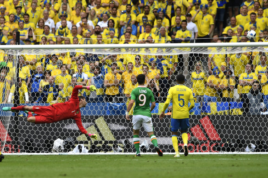 Sweden's goalkeeper Andreas Isaksson (L) jumps for the ball flying over the net as Sweden's defender Martin Olsson (R) and Ireland's forward Shane Long (C) look on during the Euro 2016 group E football match between Ireland and Sweden at the Stade de France stadium in Saint-Denis on June 13, 2016. / AFP PHOTO / MIGUEL MEDINA