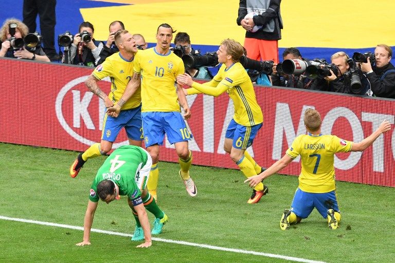 Sweden's forward Zlatan Ibrahimovic (top 2nd L) celebrates a goal with teammates during the Euro 2016 group E football match between Ireland and Sweden at the Stade de France stadium in Saint-Denis, near Paris, on June 13, 2016. / AFP PHOTO / PAUL ELLIS