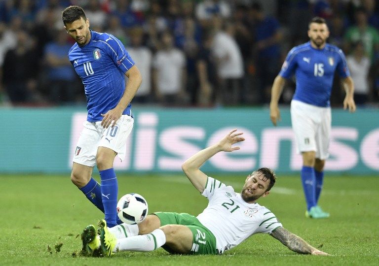 Italy's midfielder Thiago Motta (L) and Ireland's forward Daryl Murphy vie for the ball during the Euro 2016 group E football match between Italy and Ireland at the Pierre-Mauroy stadium in Villeneuve-d'Ascq, near Lille, on June 22, 2016. / AFP PHOTO / PHILIPPE LOPEZ