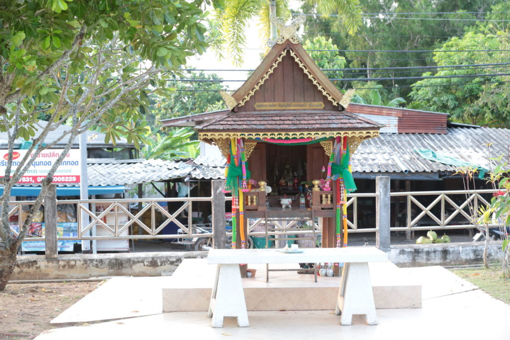 ศาลไม้สร้างเมื่อ พ.ศ.2549