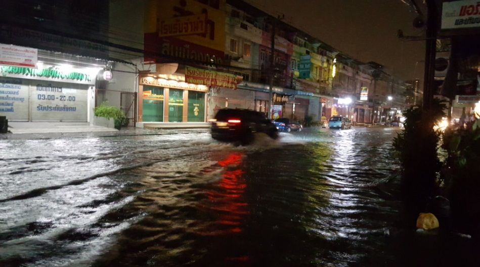 ถ.แจ้งวัฒนะ ซ.เมืองทอง  ภาพจาก @43degree
