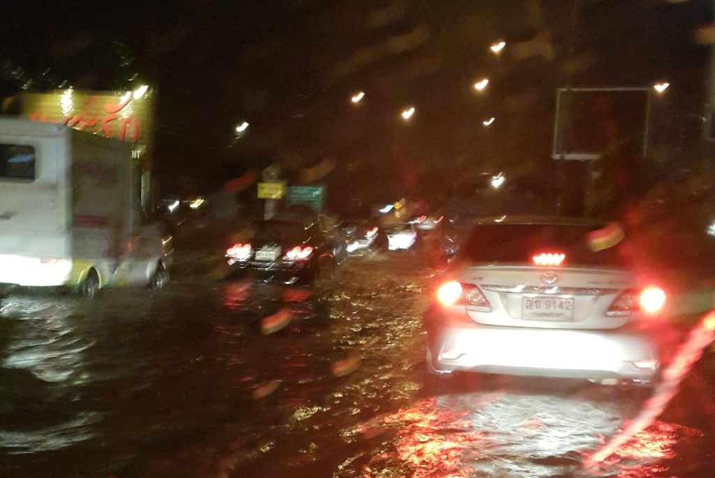 ถนนสรงประภา ดอนเมือง แยกคลองประปา ภาพจาก @jaai_surachai 