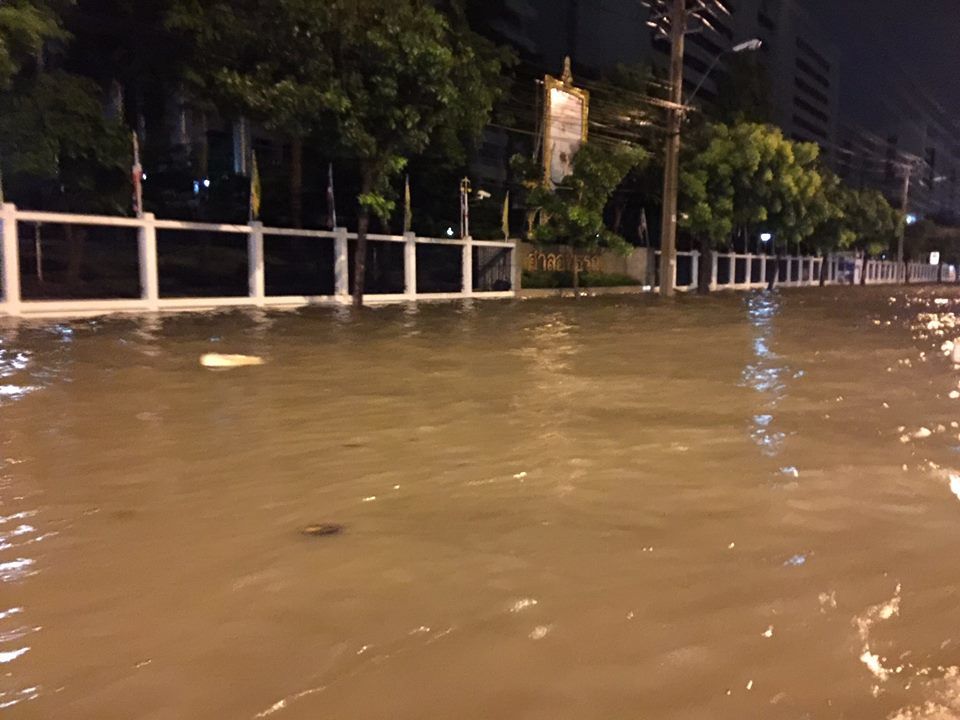 หน้าศาลอาญา