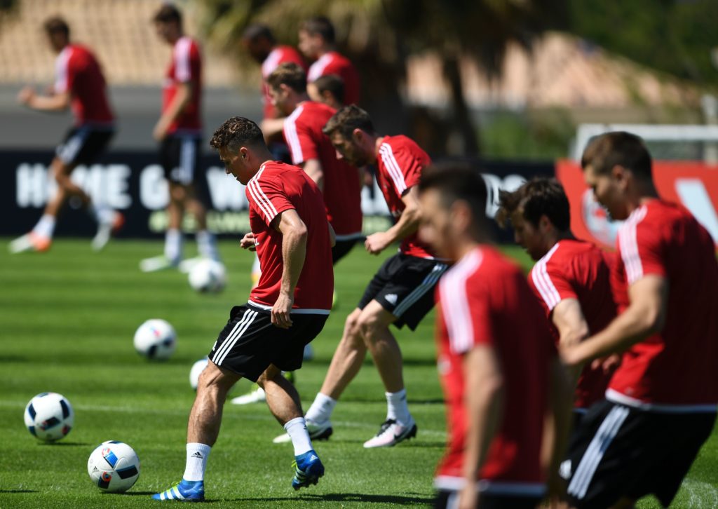 Welsh players take part in a training session at Vale do Lobo, near Almancil, on May 25, 2016. Wales squad is in Portugal for a five-day training camp in preparation for the upcoming EURO 2016 tournament. / AFP PHOTO / FRANCISCO LEONG