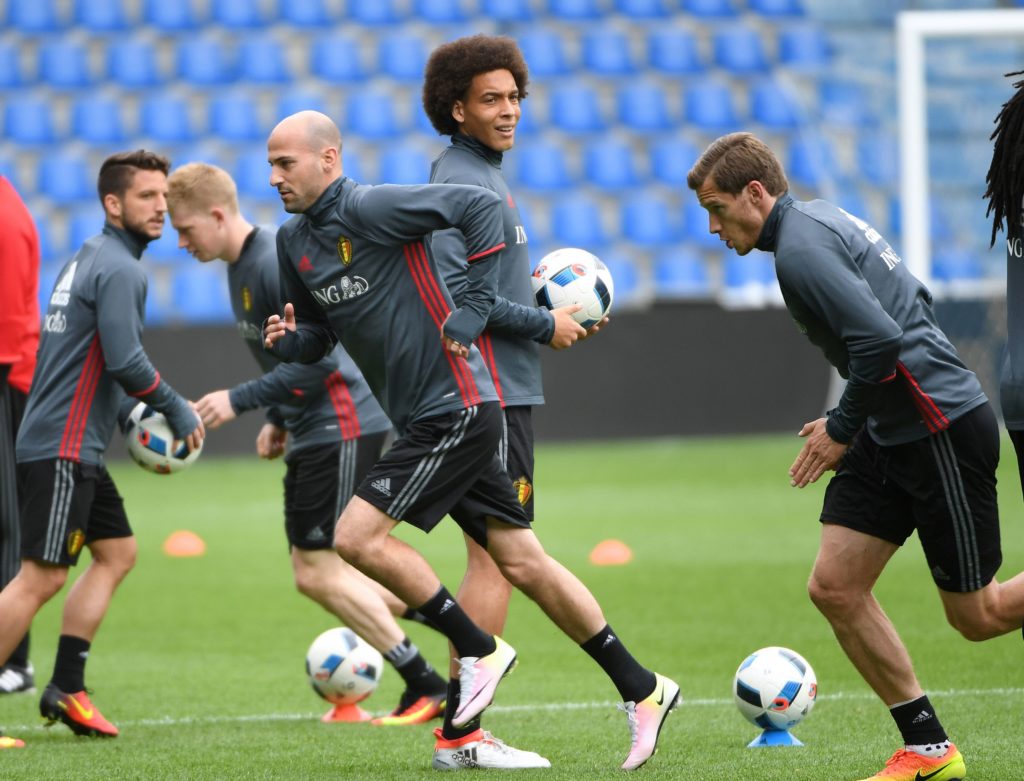 Belgium's football player Axel Witsel (back-C) and teammates take part in a training session ahead of the Euro 2016, on May 31, 2016, in Genk. / AFP PHOTO / EMMANUEL DUNAND