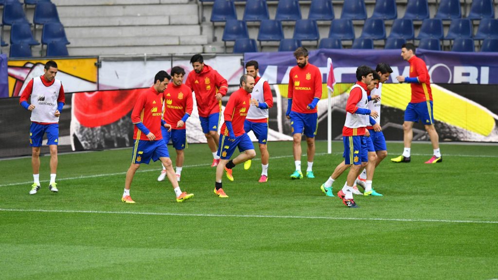 Spain's national soccer players warm up during a training session at Red Bull stadium in Salzburg, Austria on May 31, 2016. / AFP PHOTO / WILDBILD