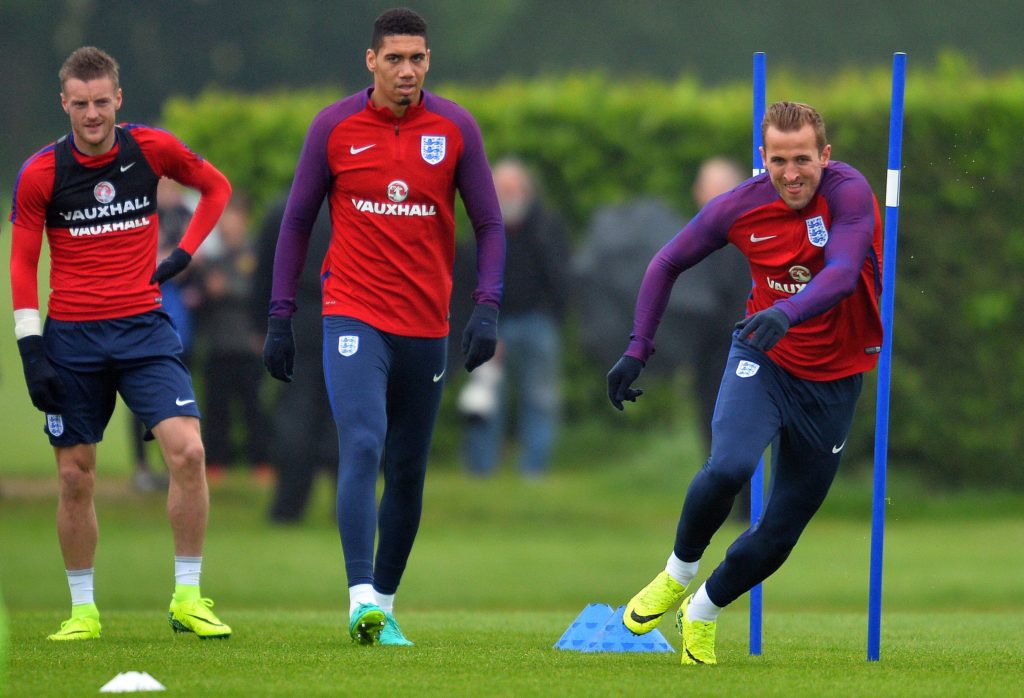England's striker Jamie Vardy (L), England's defender Chris Smalling (C) and England's striker Harry Kane take part in a team training session in Watford, north of London, on June 1, 2016. England are set to play Portugal in an international friendly football match at Wembley on June 2, ahead of Euro 2016. / AFP PHOTO / GLYN KIRK / NOT FOR MARKETING OR ADVERTISING USE / RESTRICTED TO EDITORIAL USE