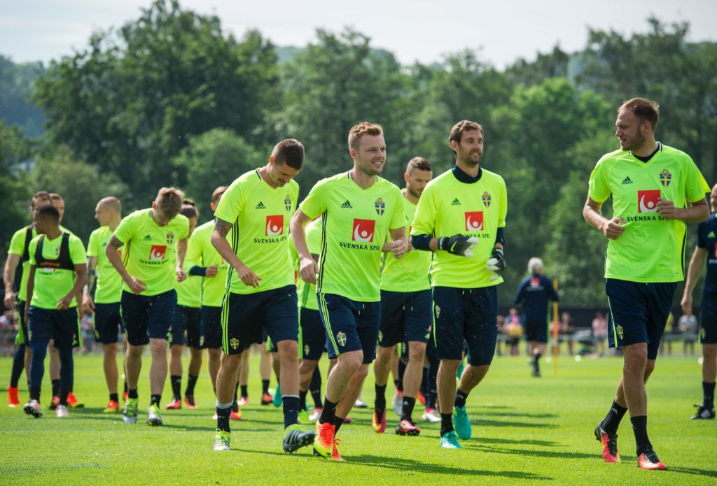 Sweden's players attend a training session in Bastad, Sweden, on June 1, 2016, where the team stays for a training camp as part of preparations for the upcoming Euro 2016 European football championships. / AFP PHOTO / JONATHAN NACKSTRAND