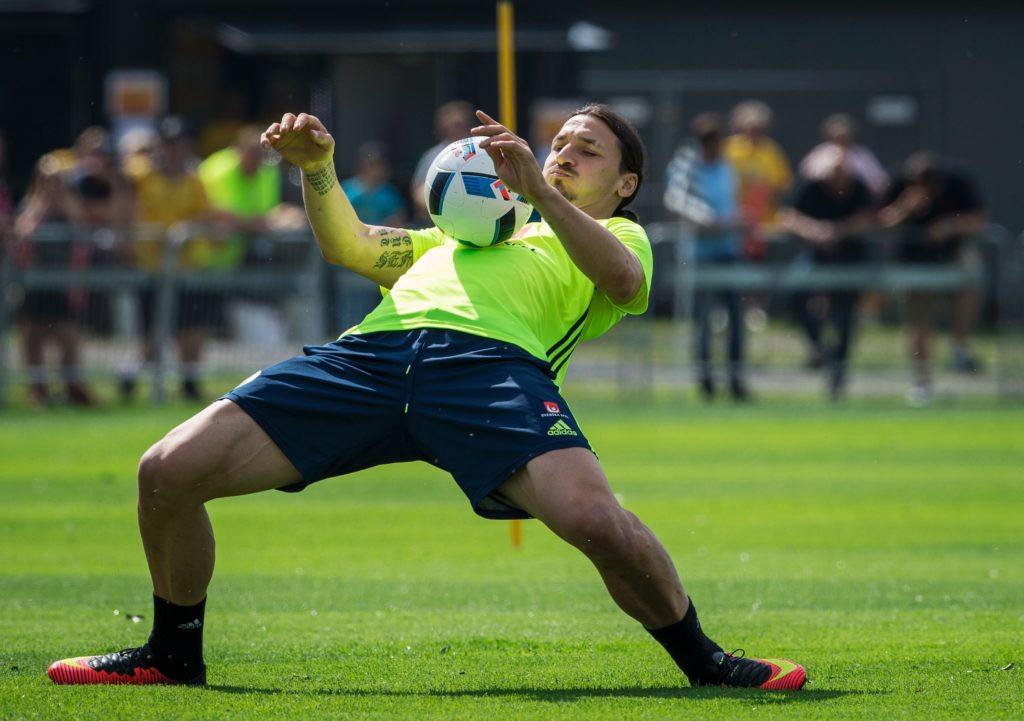 Sweden's forward and team captain Zlatan Ibrahimovic attends a training session in Bastad, Sweden, on June 1, 2016, where the team stays for a training camp as part of preparations for the upcoming Euro 2016 European football championships. / AFP PHOTO / JONATHAN NACKSTRAND