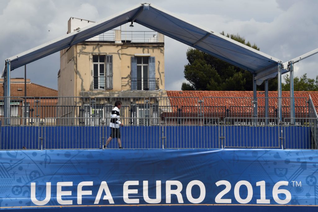 A man works on the fanzone site for the UEFA Euro 2016 on the Prado beaches in Marseille where supporters will gather to watch the games, on June 1, 2016. / AFP PHOTO / ANNE-CHRISTINE POUJOULAT