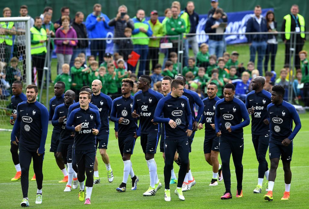 France's players take part in a training session in Neustift im Stubaital, on June 1, 2016, as part of the team's preparation for the upcoming Euro 2016 European football championships. / AFP PHOTO / FRANCK FIFE
