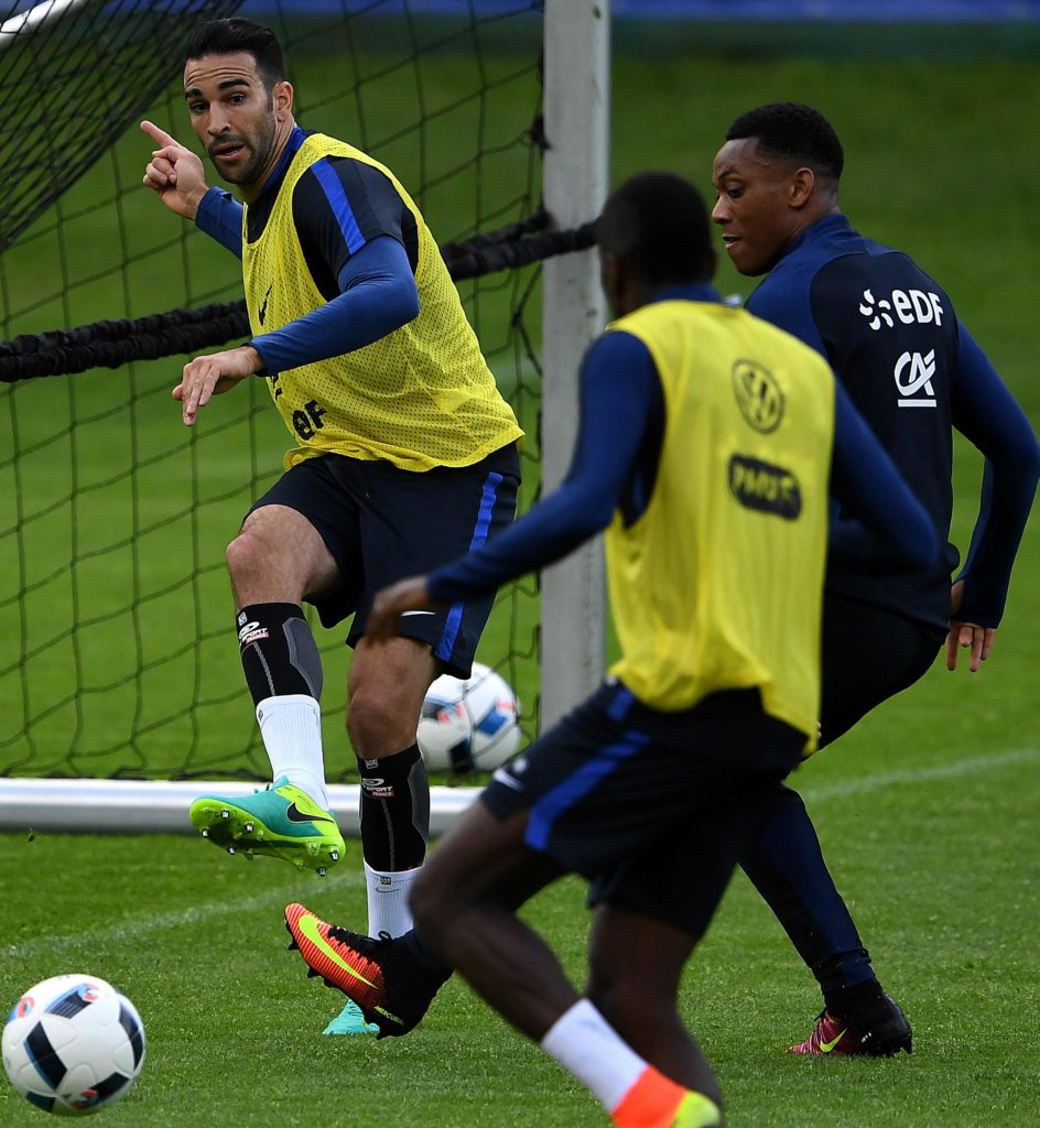 France's defender Adil Rami (L) passes the ball during a training session in Neustift im Stubaital, on June 1, 2016, as part of the team's preparation for the upcoming Euro 2016 European football championships. / AFP PHOTO / FRANCK FIFE
