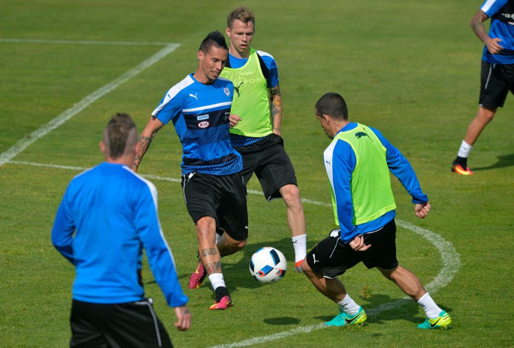 Slovakia's player Marek Hamsik (C) fights for ball with teammates during a training session in Senec, Slovakia, on June 2, 2016, as part of the team's preparation for the upcoming Euro 2016 European football championship. / AFP PHOTO / SAMUEL KUBANI