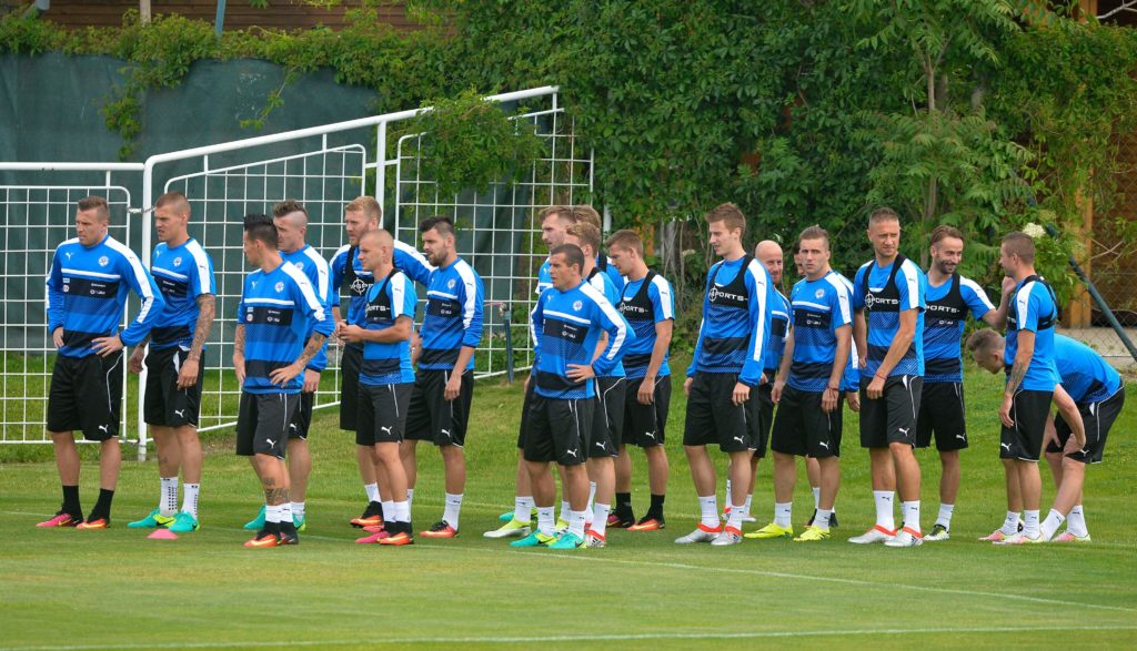 Slovakia's players arrive for a training session in Senec, Slovakia, on June 2, 2016, as part of the team's preparation for the upcoming Euro 2016 European football championship. / AFP PHOTO / SAMUEL KUBANI