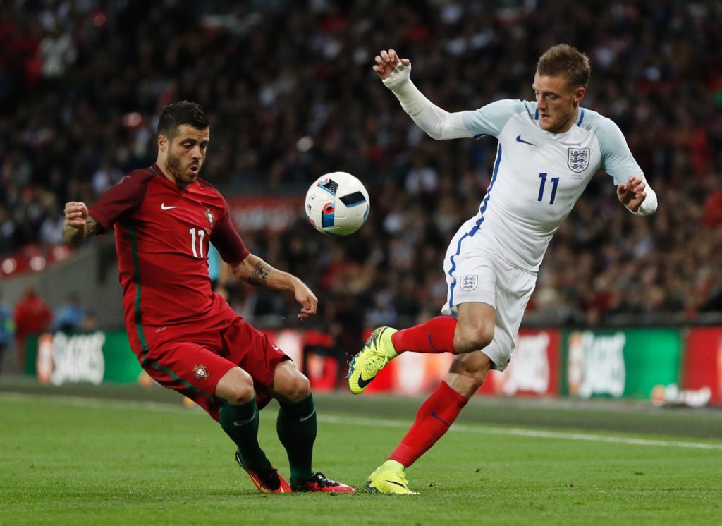 Portugal's Vieirinha (L) vies with England's striker Jamie Vardy during the friendly football match between England and Portugal at Wembley stadium in London on June 2, 2016. / AFP PHOTO / ADRIAN DENNIS