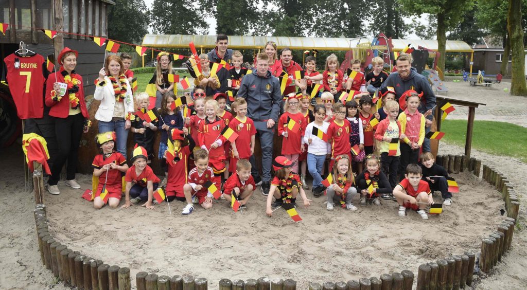 Belgium's Red Devils national football team goalkeeper Thibaut Courtois (C-L), Kevin De Bruyne (C) and B goalkeeper Simon Mignolet (R) pose with children during a visit to the primary school 'De Viejool' in Hechtel-Eksel on June 3, 2016, few days before the start of the Euro 2016 Championship in France. / AFP PHOTO / BELGA / YORICK JANSENS / Belgium OUT