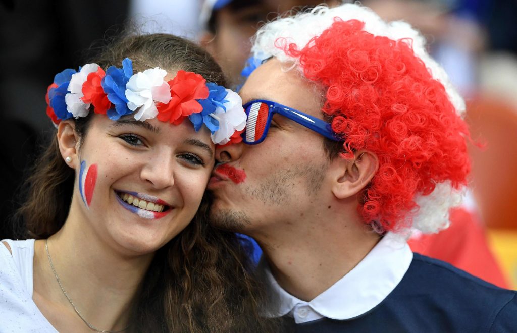 France's supporters kiss prior to the friendly football match between France and Scotland, at the St Symphorien Stadium in Longeville-lès-Metz, Eastern France, on June 4, 2016.  / AFP PHOTO / FRANCK FIFE