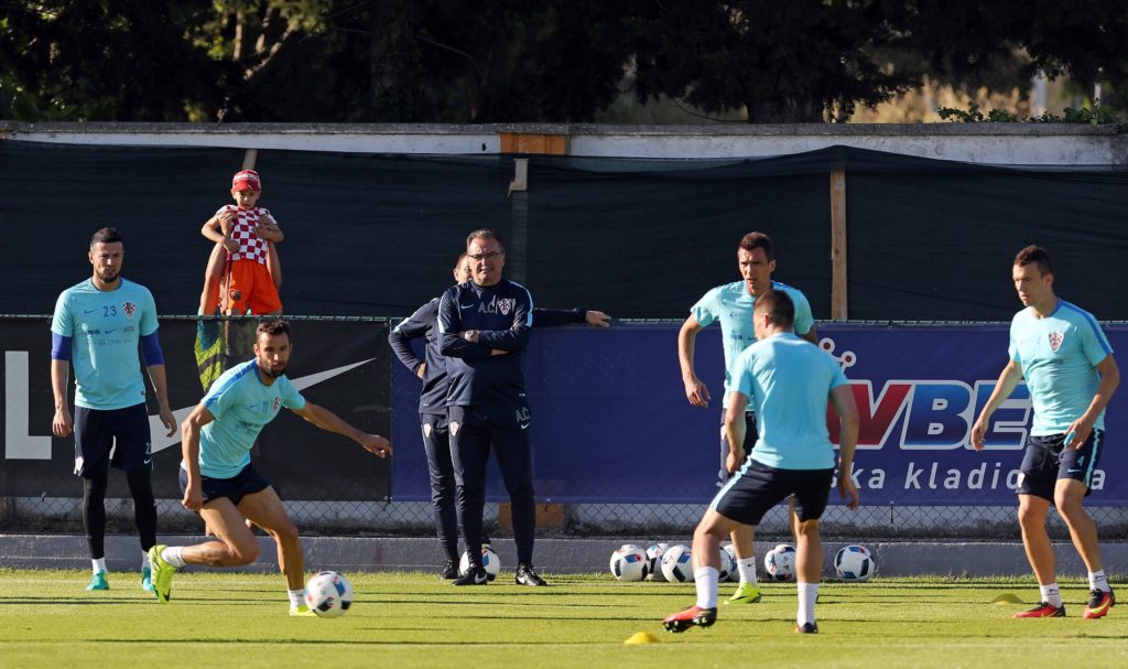 Croatia's national team head coach Ante Cacic (C) looks at his players during a training session in Rovinj on June 1, 2016. Real Madrid's midfielder Luka Modric and Barcelona's Ivan Rakitic will lead the Croatian 23-man squad for Euro 2016. / AFP PHOTO / STR