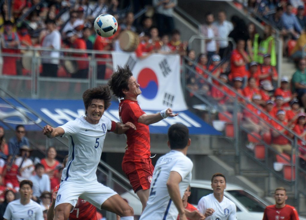 Josef Sural of Czech Republic (C) vies with Kwak of South Korea during their friendly football match on June 5, 2016 in Prague, ahead of the Euro 2016 European football championship. / AFP PHOTO / Michal Cizek