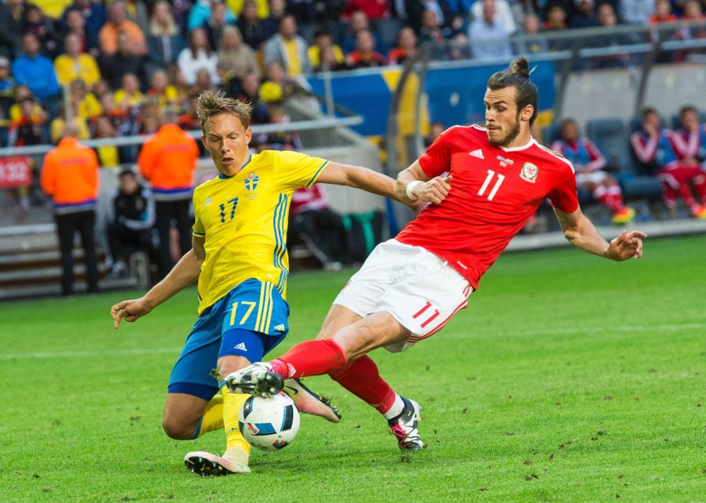 Sweden's defender Ludwig Augustinsson (L) vies with Wales' forward Gareth Bale during the friendly football match between Sweden and Wales at Friends Arena in Solna near Stockholm on June 5, 2016. / AFP PHOTO / JONATHAN NACKSTRAND