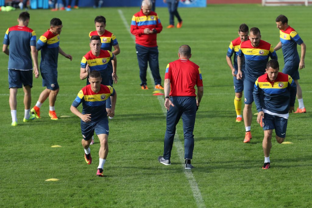 Romania's players take part in a training session at their training ground in Orry-la-Ville on June 5, 2016 ahead of the Euro 2016 football tournament. / AFP PHOTO / KENZO TRIBOUILLARD