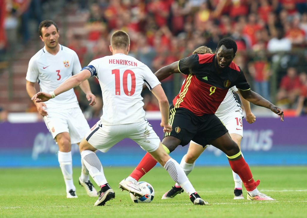 Norway's Markus Henriksen (C) vies with Belgium's forward Romelu Lukaku (R) during the friendly football match between Belgium and Norway, at the King Baudouin Stadium, on June 5, 2016 in Brussels. / AFP PHOTO / JOHN THYS