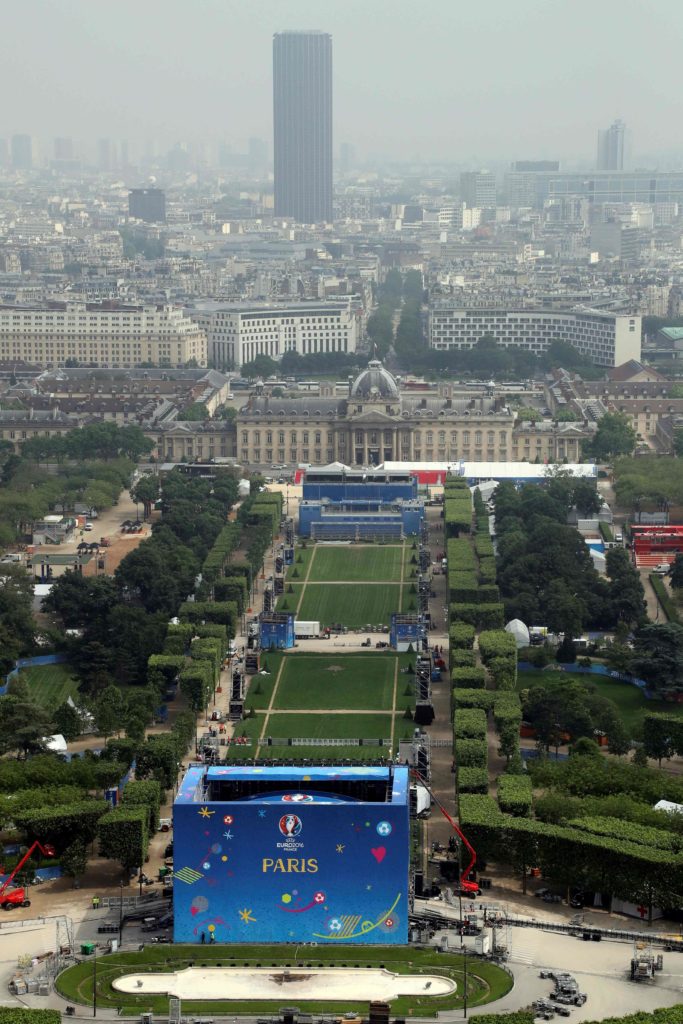 This picture taken on June 6, 2016 shows the UEFA Euro 2016 fan zone site next to the Eiffel Tower at the "Champs de Mars", in Paris.  / AFP PHOTO / Jacques DEMARTHON