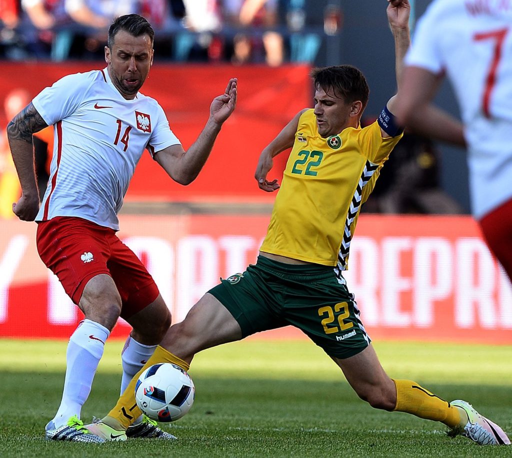 Poland's  Jakub Wawrzyniak vies for the ball with Lithuania's Fedor Cernych  during the Euro 2016 friendly football match between Poland and Lithuania on June 5, 2016 in Krakow.   / AFP PHOTO / JANEK SKARZYNSKI