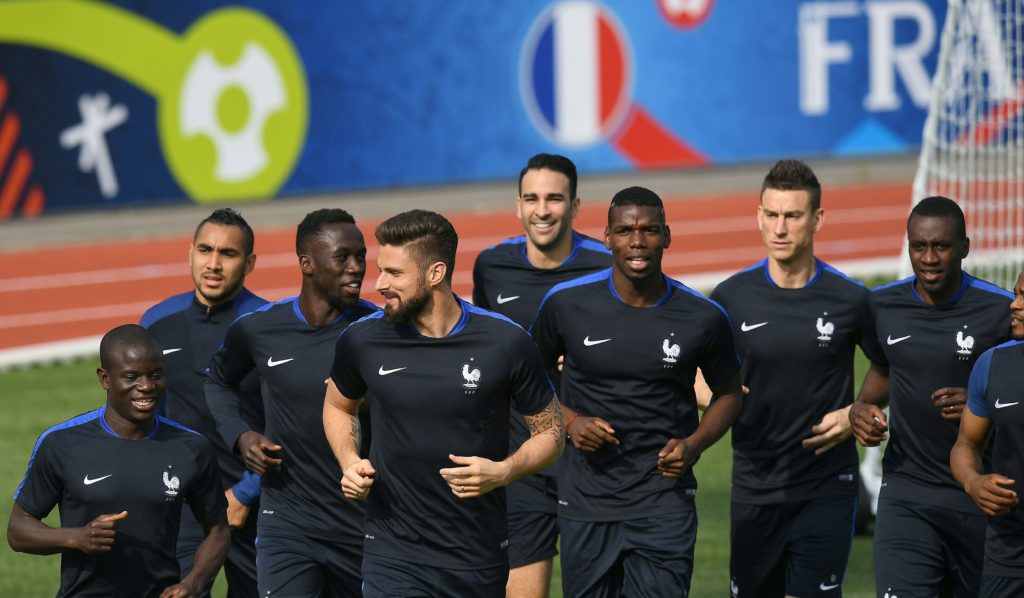 France's players run during a training session at their training ground in Clairefontaine-en-Yvelines, southwest of Paris, on June 6, 2016, ahead of the beginning of the Euro 2016 football tournament. / AFP PHOTO / FRANCK FIFE