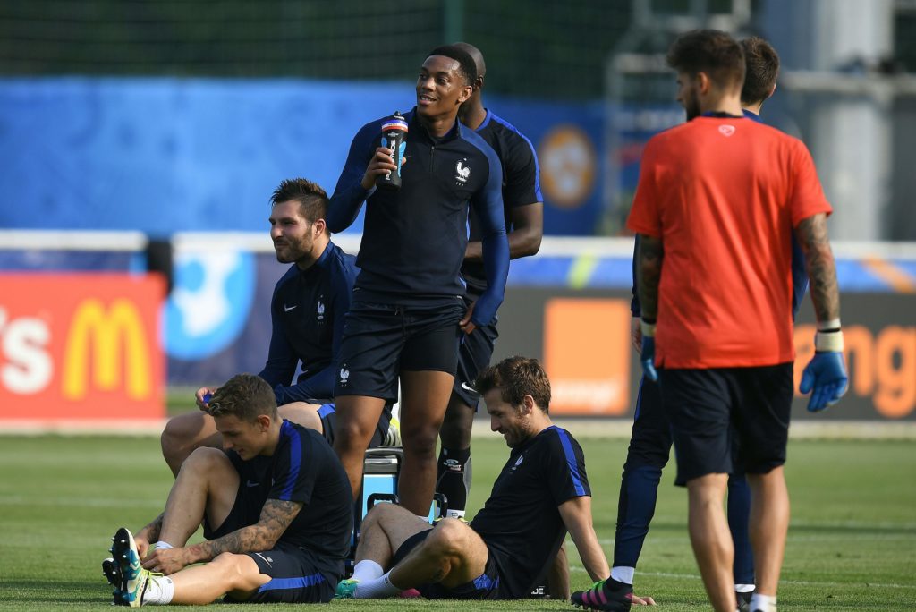 France's forward Anthony Martial (C) attends  a training session at France's training ground in Clairefontaine-en-Yvelines, southwest of Paris, on June 6, 2016, ahead of the beginning of the Euro 2016 football tournament. / AFP PHOTO / FRANCK FIFE