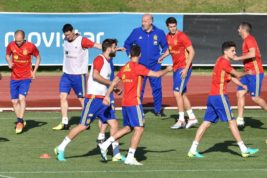 Spain's coach Vicente del Bosque (backC) looks at his players during a training session at Ciudad del Futbol (Soccer City) in Las Rozas, near Madrid on June 6, 2016. / AFP PHOTO / GERARD JULIEN