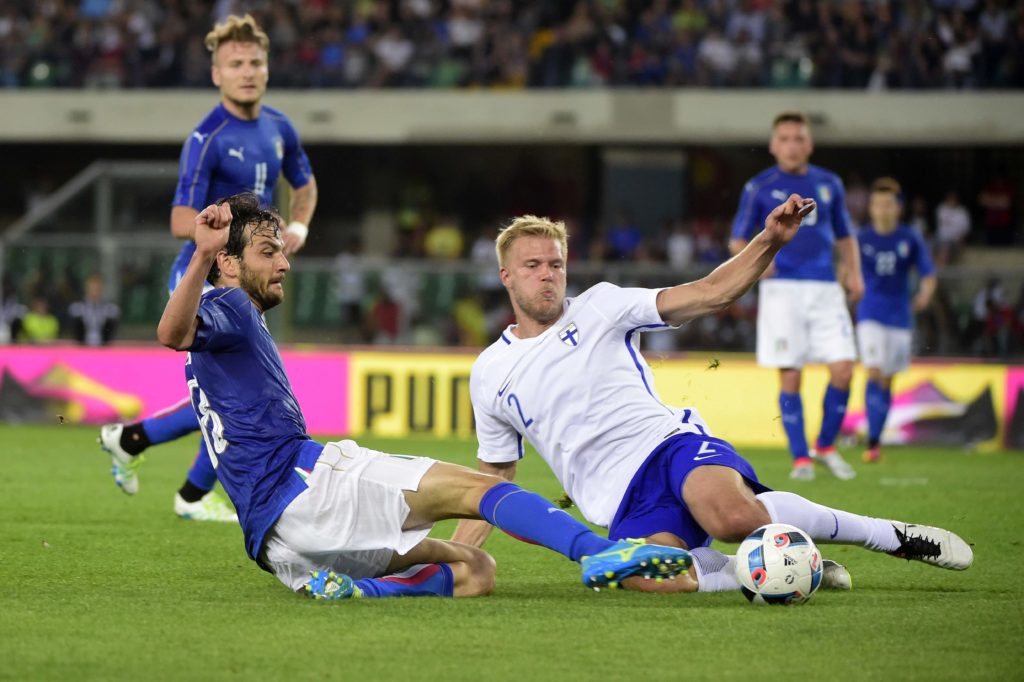 Finland's defender Paulus Arajuuri (R) fights for the ball with Italy's midfielder Marco Parolo during the friendly football match Italy vs Finland, on June 6, 2016, in Verona.  / AFP PHOTO / OLIVIER MORIN