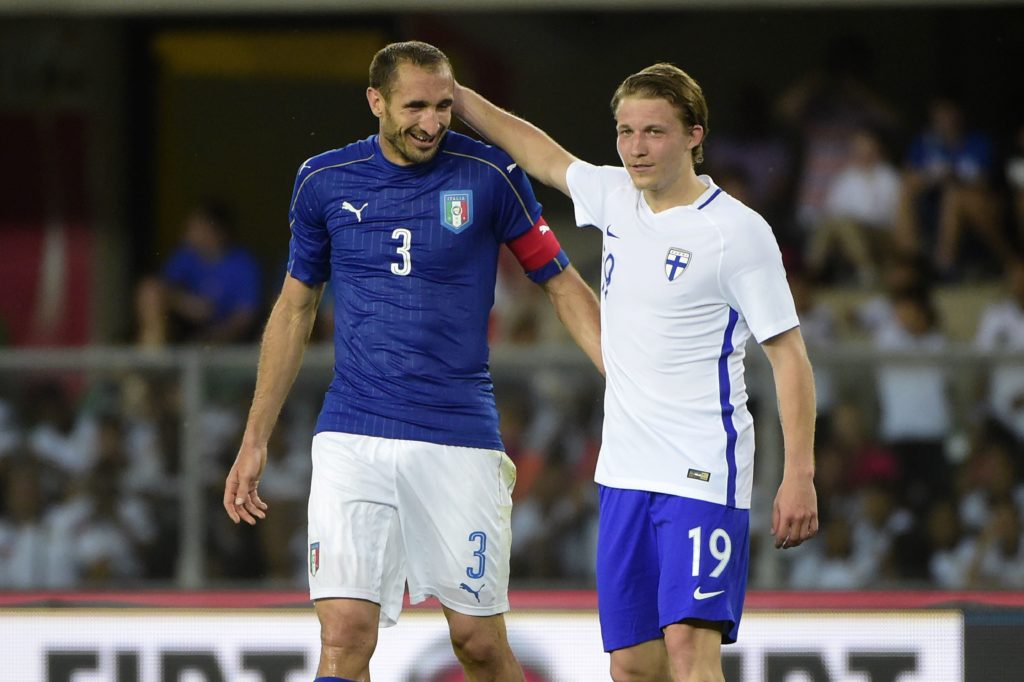 Finland's defender Alexander Ring (R) jokes with Italy's defender Giorgio Chiellini during the friendly football match Italy vs Finland, on June 6, 2016, in Verona.  / AFP PHOTO / OLIVIER MORIN