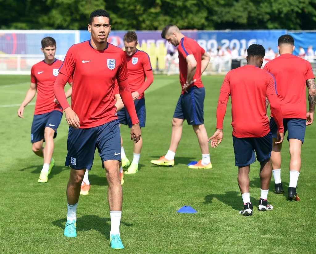 England's defender Chris Smalling (2nd L) takes part in a training session at their training ground in Chantilly, on June 7, 2016 during the Euro 2016 football tournament.  / AFP PHOTO / PAUL ELLIS