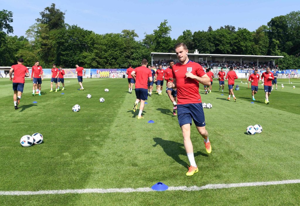England's midfielder Jordan Henderson takes part in a training session at their training ground in Chantilly, on June 07, 2016 during the Euro 2016 football tournament.  / AFP PHOTO / PAUL ELLIS