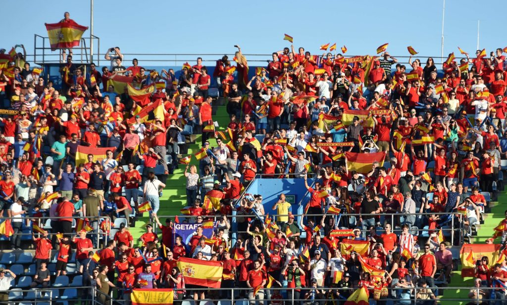 Spain's fans wave flags before the EURO 2016 friendly football match Spain vs Georgia at the Coliseum Alfonso Perez stadium in Getafe, on June 7, 2016, in preparation for the upcoming Euro 2016 European football championship. / AFP PHOTO / GERARD JULIEN